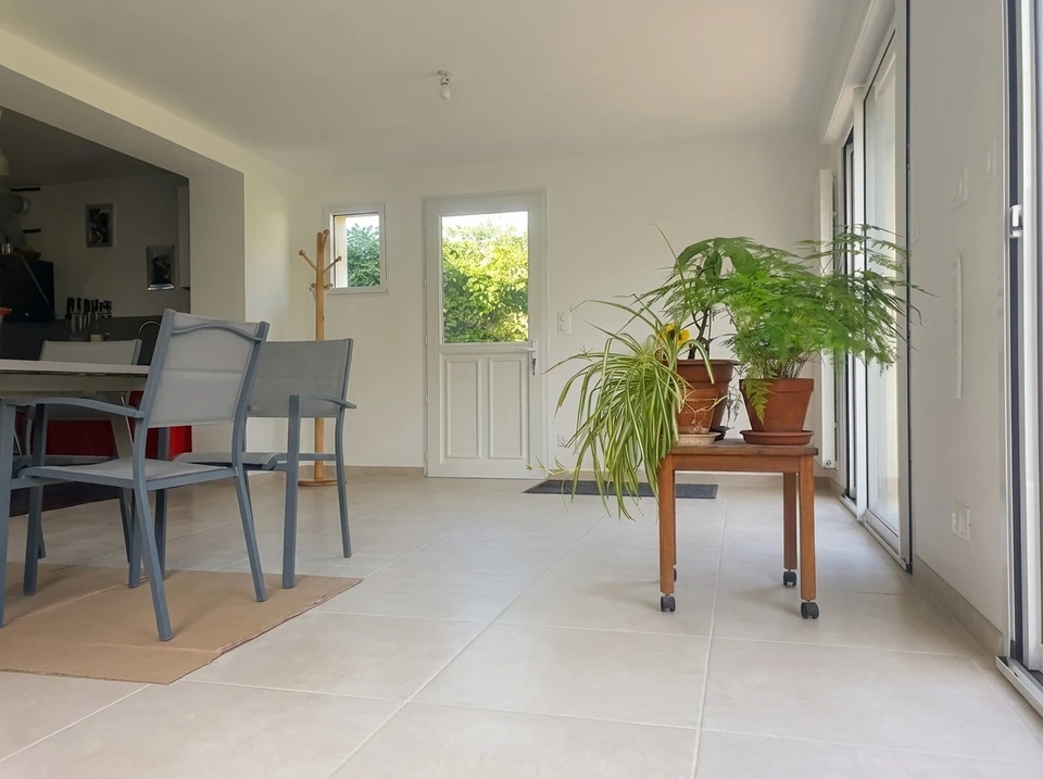 Tableau électrique résidentiel ouvert, fixé au mur intérieur, composé de trois modules empilés