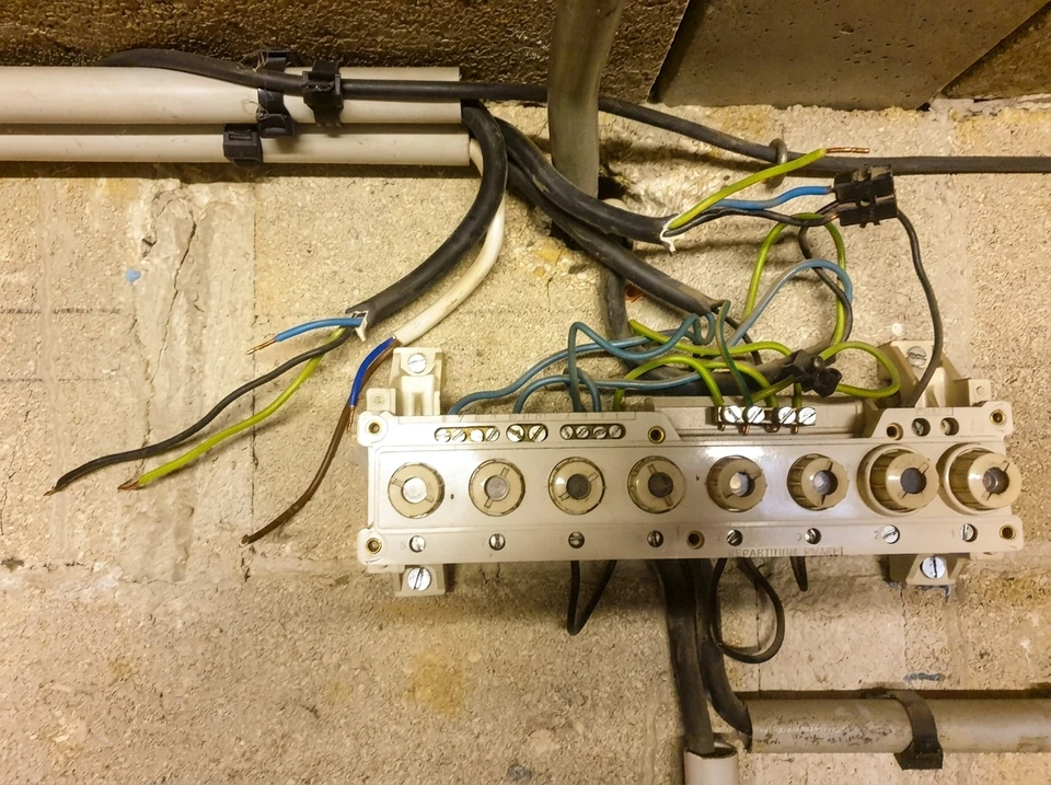 Tableau électrique résidentiel ouvert, fixé au mur intérieur, composé de trois modules empilés