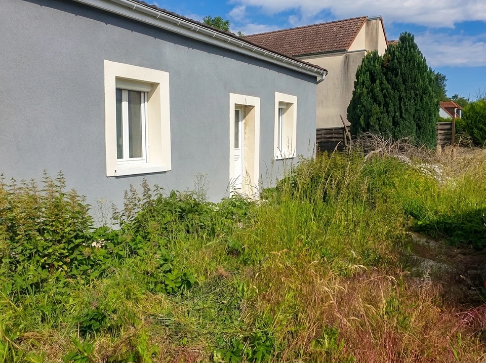 Tableau électrique résidentiel ouvert, fixé au mur intérieur, composé de trois modules empilés