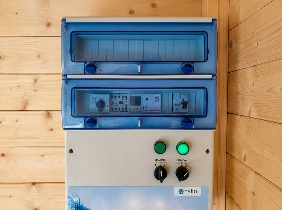 Tableau électrique résidentiel ouvert, fixé au mur intérieur, composé de trois modules empilés