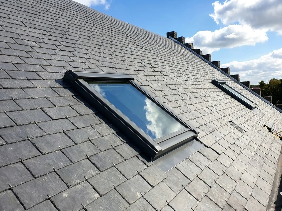 Intérieur résidentiel, mains installant un joint d'étanchéité noir sur dormant de fenêtre en PVC blanc, cadre en bois visible