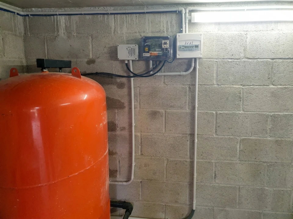 Tableau électrique résidentiel ouvert, installé en cours de chantier