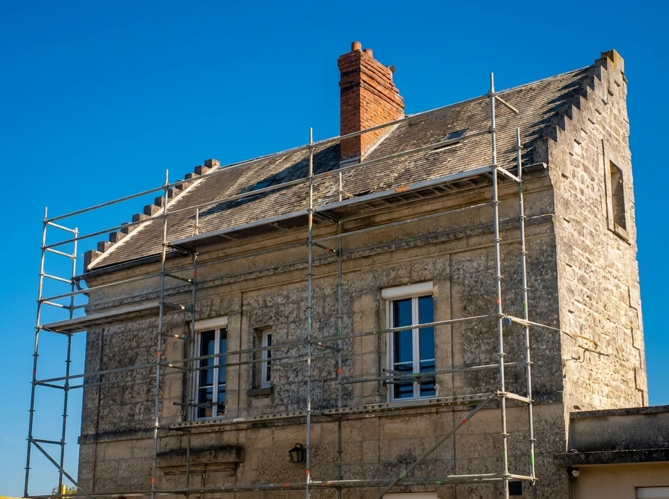 Tableau électrique résidentiel ouvert, vue intérieure