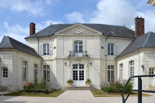 Une photographie d'une rue ou place caract&eacute;ristique de Villers-Cotter&ecirc;ts en Aisne, montrant l'environnement urbain ou semi-urbain de la ville avec architecture typique de la r&eacute;gion fran&ccedil;aise, prise de jour en condition d'&eacute;clairage naturel professionnel. L'image doit &ecirc;tre reconnaissable comme une localit&eacute; fran&ccedil;aise et servir &agrave; illustrer la zone g&eacute;ographique d'intervention de l'entreprise BP Solutions de l'Habitat.