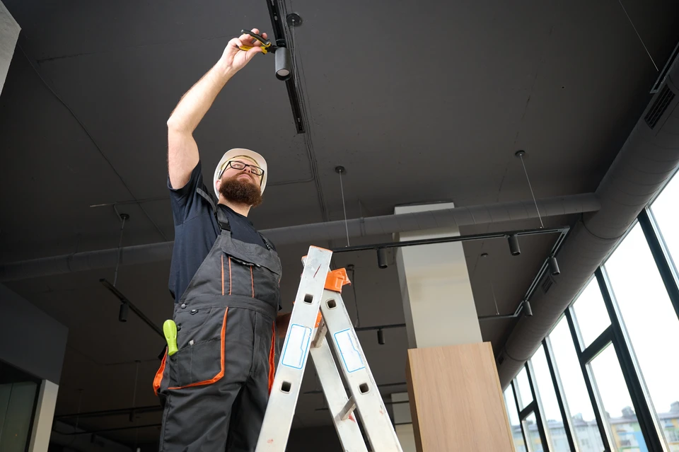 Ouvriers en b&acirc;timent travaillant sur un chantier de construction ext&eacute;rieur