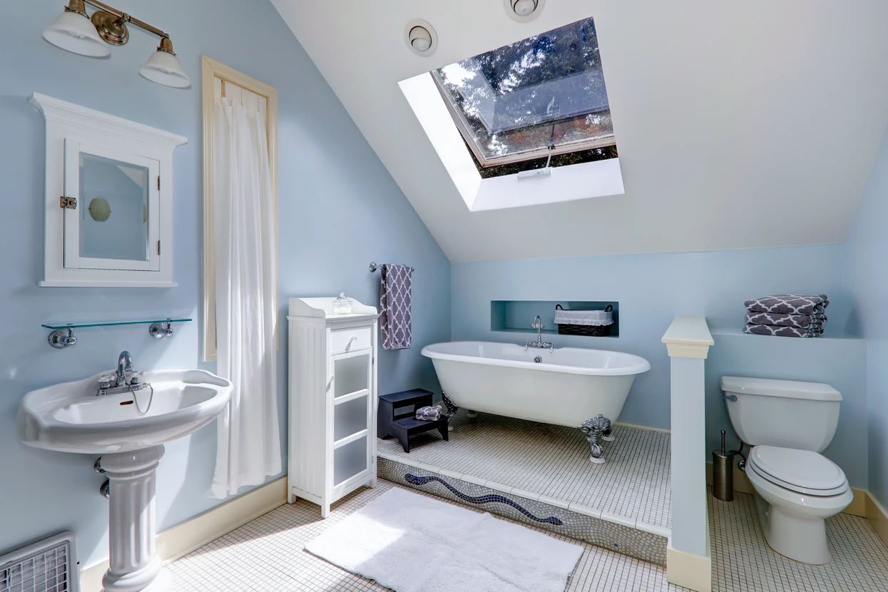 Intérieur en cours de rénovation avec contraste saisissant entre zone de travaux et espace rénové