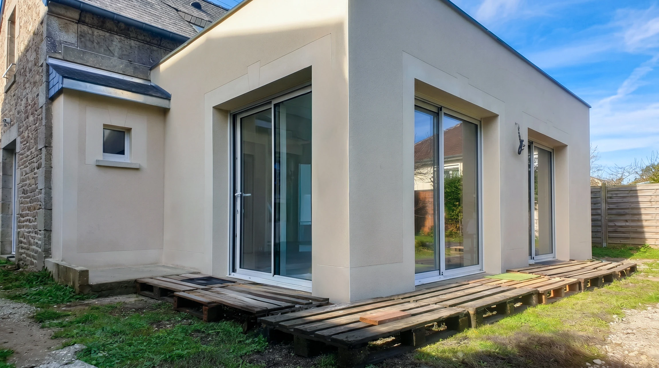 Chantier de rénovation intérieur avec isolation thermique en cours