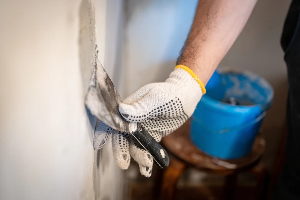 Intérieur moderne avec personne utilisant une caméra thermique infrarouge pour inspection technique